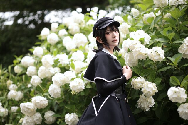 白い紫陽花に囲まれて振り返る人物